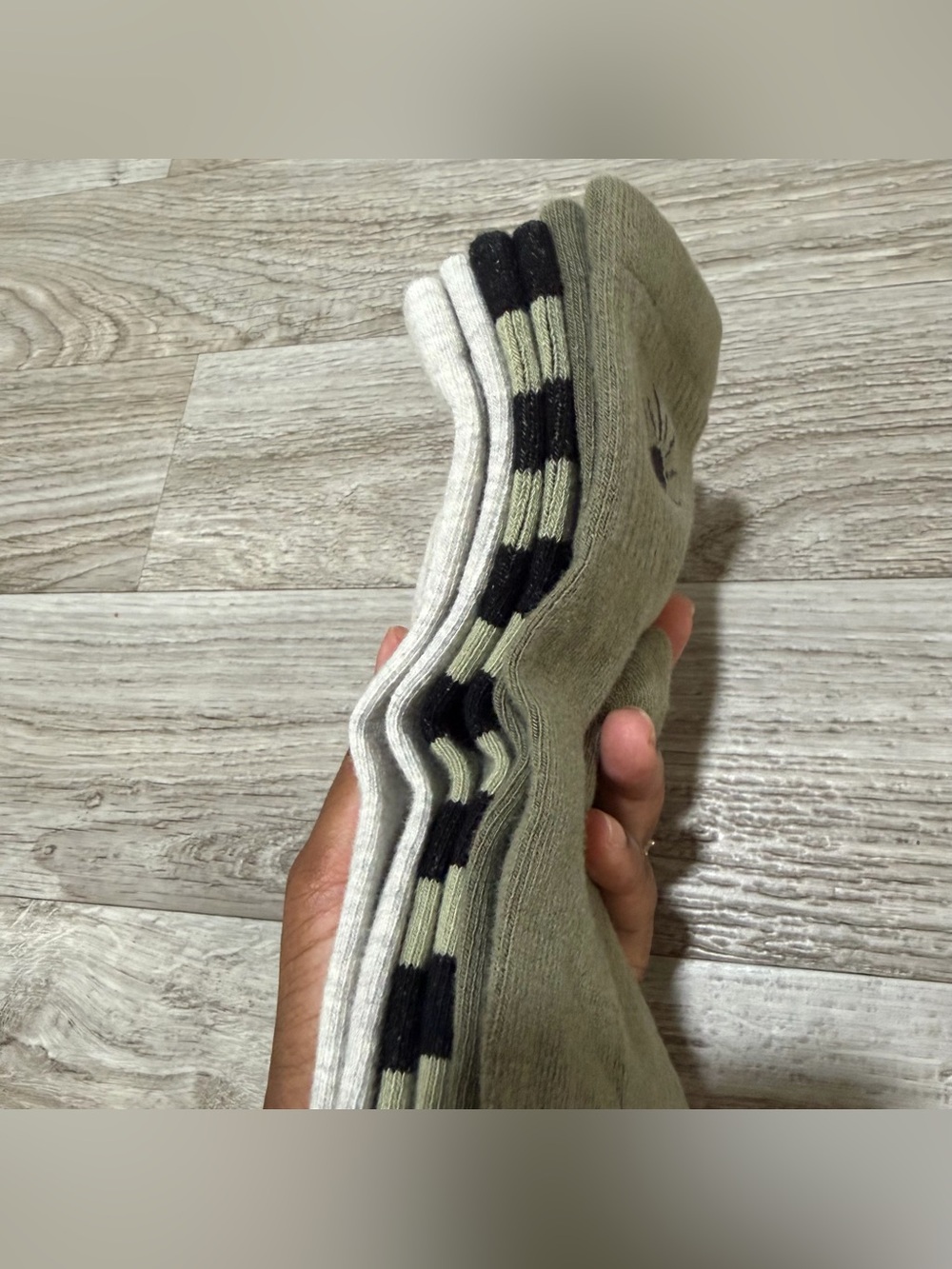 Universal Thread Women’s Mid-Rise Crew Socks 3-Pairs - Picture 5 of 6